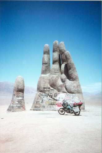 La mano de Atacama; el gracioso no quera quitar la moto de delante