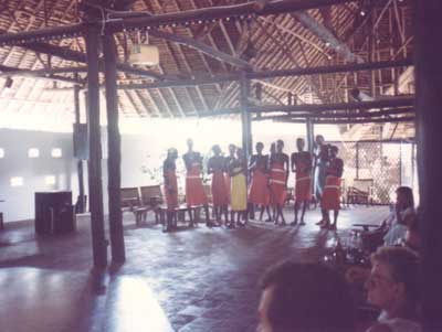 Guerreros Masai en el Hotel. Realizaron un nmero de musica tradicional.
